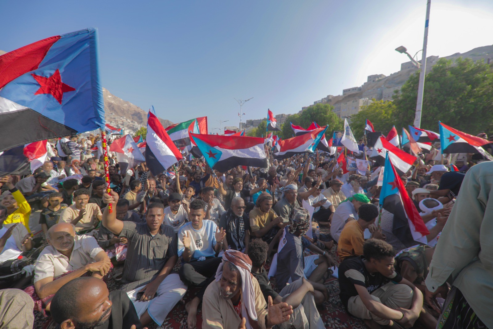 مليونية التعبئة الشعبية في المكلا تجدد التفويض للرئيس الزبيدي وتؤكد مساندة القوات الجنوبية في مواجهة الحوثيين مليونية التعبئة الشعبية في المكلا تجدد التفويض للرئيس الزبيدي وتؤكد مساندة القوات الجنوبية في مواجهة الحوثيين