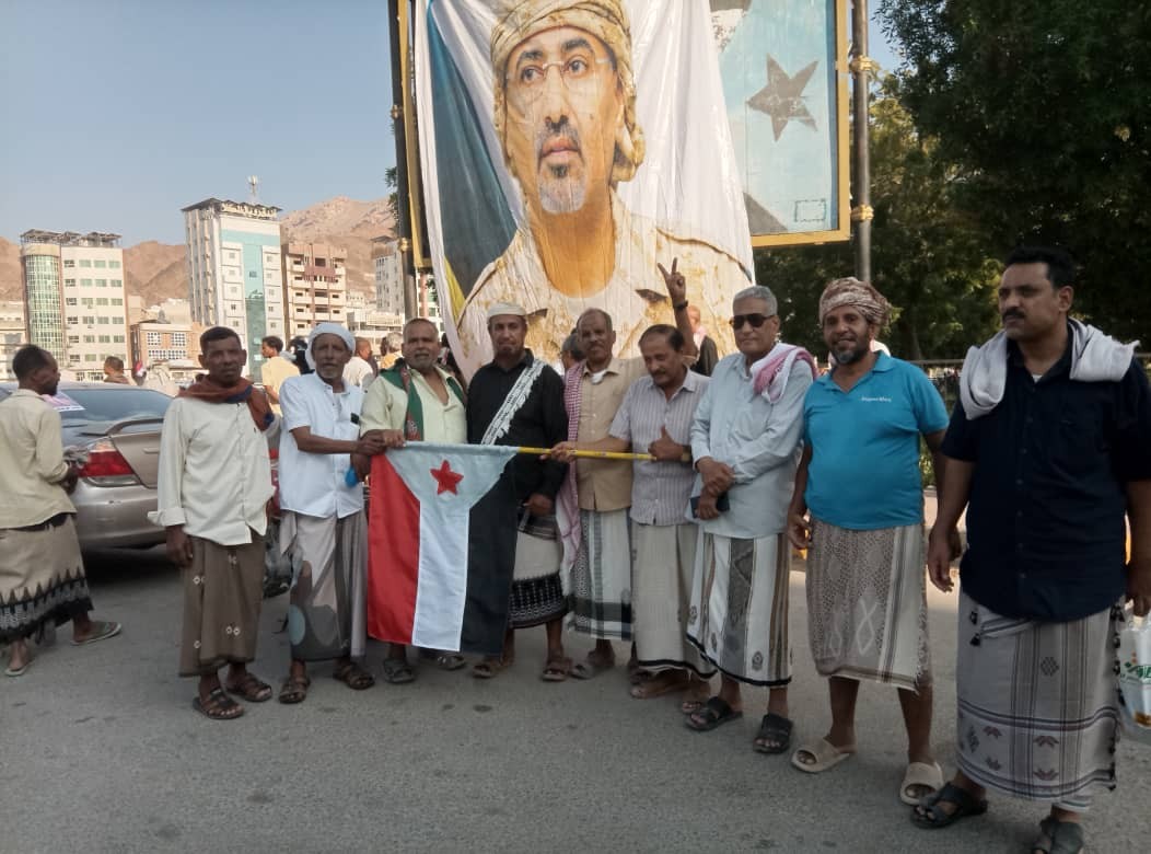 مليونية التعبئة الشعبية في المكلا تجدد التفويض للرئيس الزبيدي وتؤكد مساندة القوات الجنوبية في مواجهة الحوثيين مليونية التعبئة الشعبية في المكلا تجدد التفويض للرئيس الزبيدي وتؤكد مساندة القوات الجنوبية في مواجهة الحوثيين