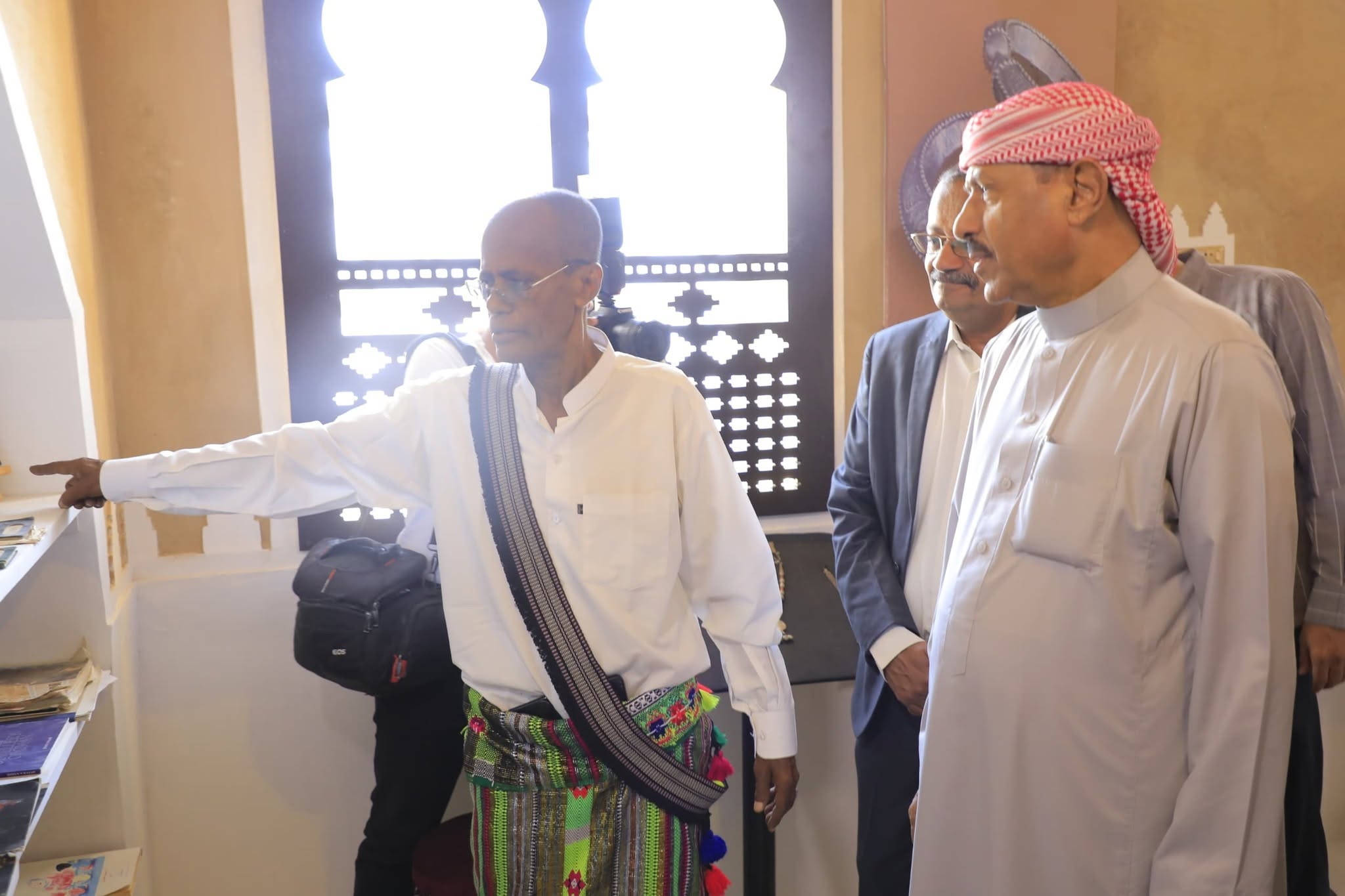 وكيل المحافظة يفتتح المبنى الجديد لمركز الفضة الحضرمية بسيئون وكيل المحافظة يفتتح المبنى الجديد لمركز الفضة الحضرمية بسيئون