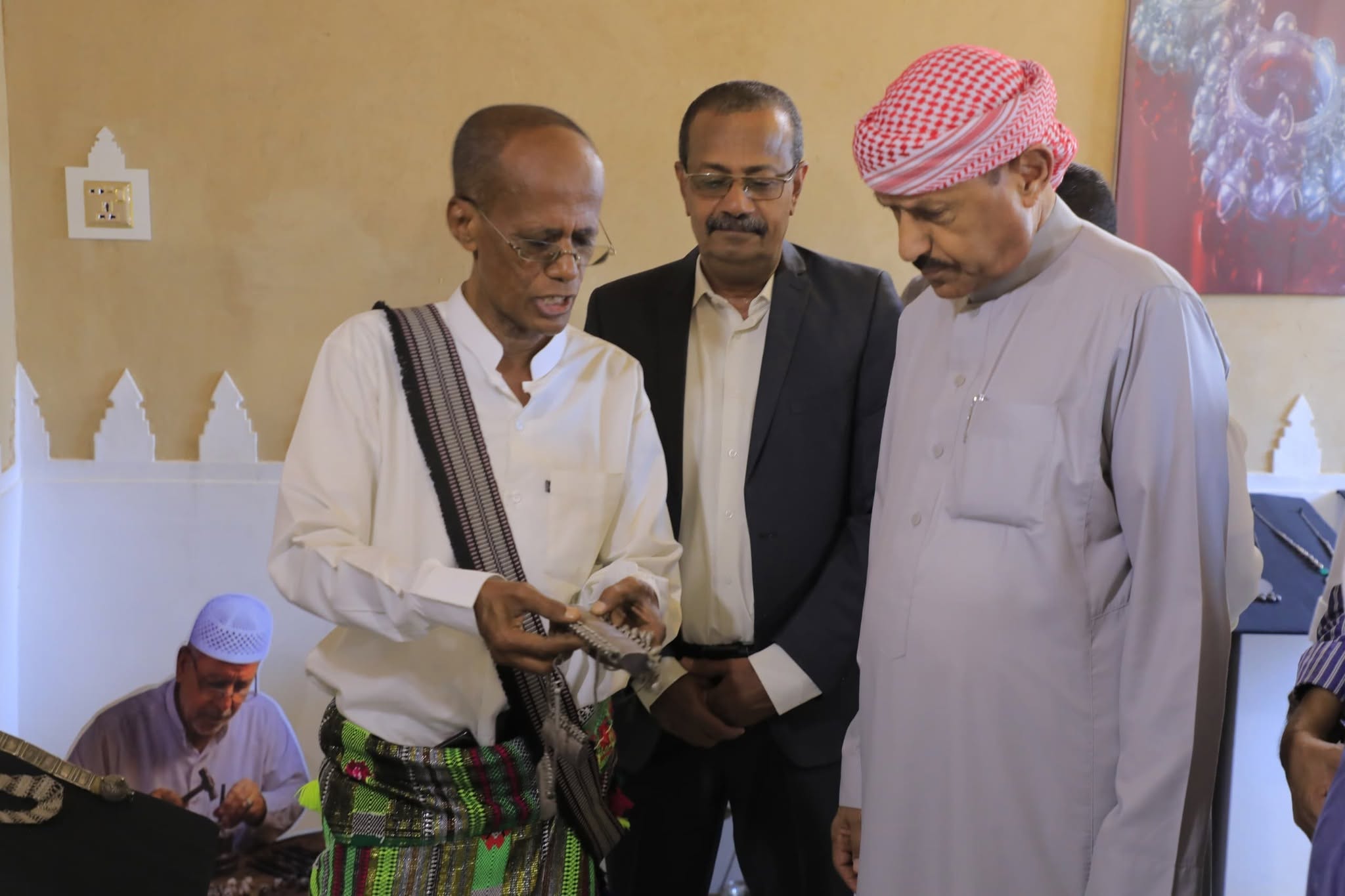 وكيل المحافظة يفتتح المبنى الجديد لمركز الفضة الحضرمية بسيئون وكيل المحافظة يفتتح المبنى الجديد لمركز الفضة الحضرمية بسيئون