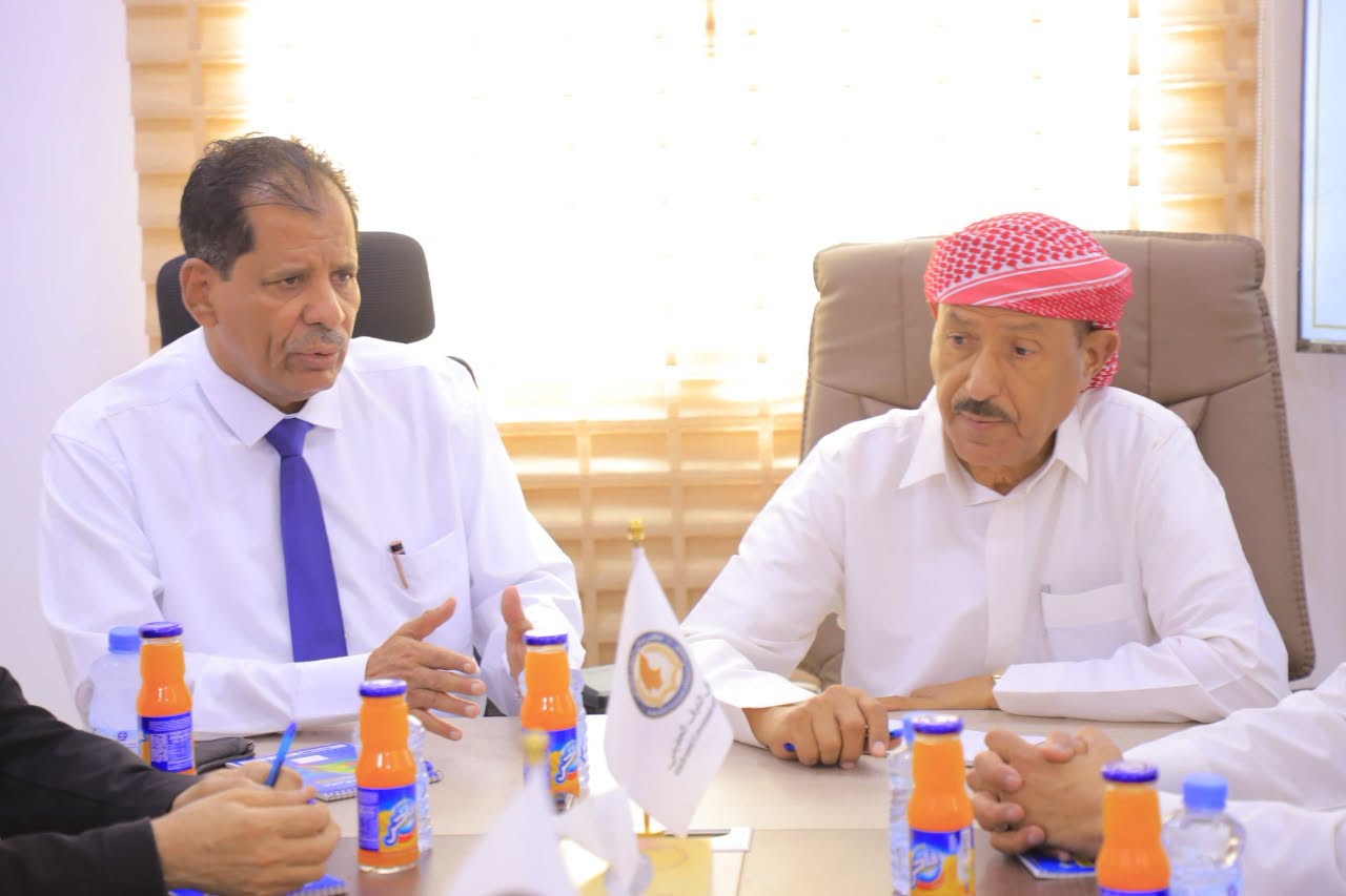 الوكيل بارباع يناقش مع هيئة رئاسة مجلس ميثاق الشرف الحضرمي الأوضاع الخدمية والسياسية والأمنية بالمحافظة الوكيل بارباع يناقش مع هيئة رئاسة مجلس ميثاق الشرف الحضرمي الأوضاع الخدمية والسياسية والأمنية بالمحافظة