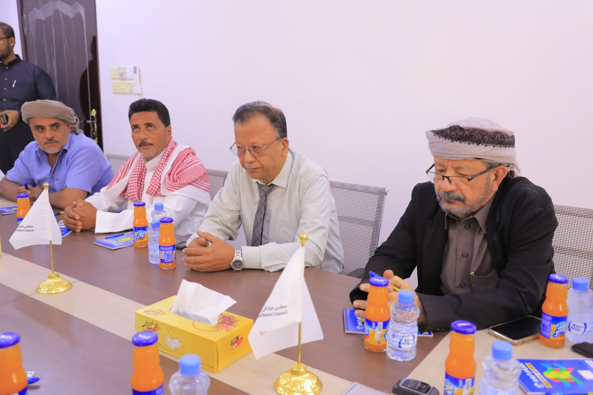 الوكيل بارباع يناقش مع هيئة رئاسة مجلس ميثاق الشرف الحضرمي الأوضاع الخدمية والسياسية والأمنية بالمحافظة الوكيل بارباع يناقش مع هيئة رئاسة مجلس ميثاق الشرف الحضرمي الأوضاع الخدمية والسياسية والأمنية بالمحافظة