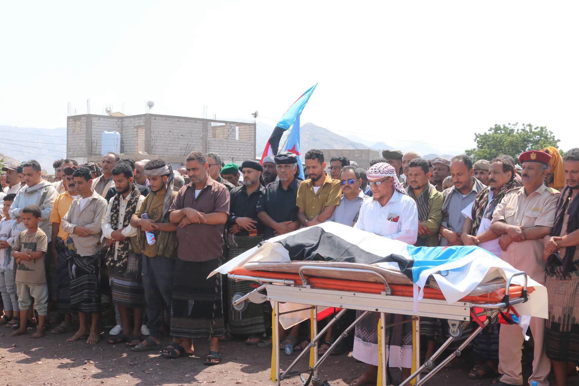 تشييع مهيب لقائد عسكري من ردفان بعد استشهاده في جبهة كرش تشييع مهيب لقائد عسكري من ردفان بعد استشهاده في جبهة كرش