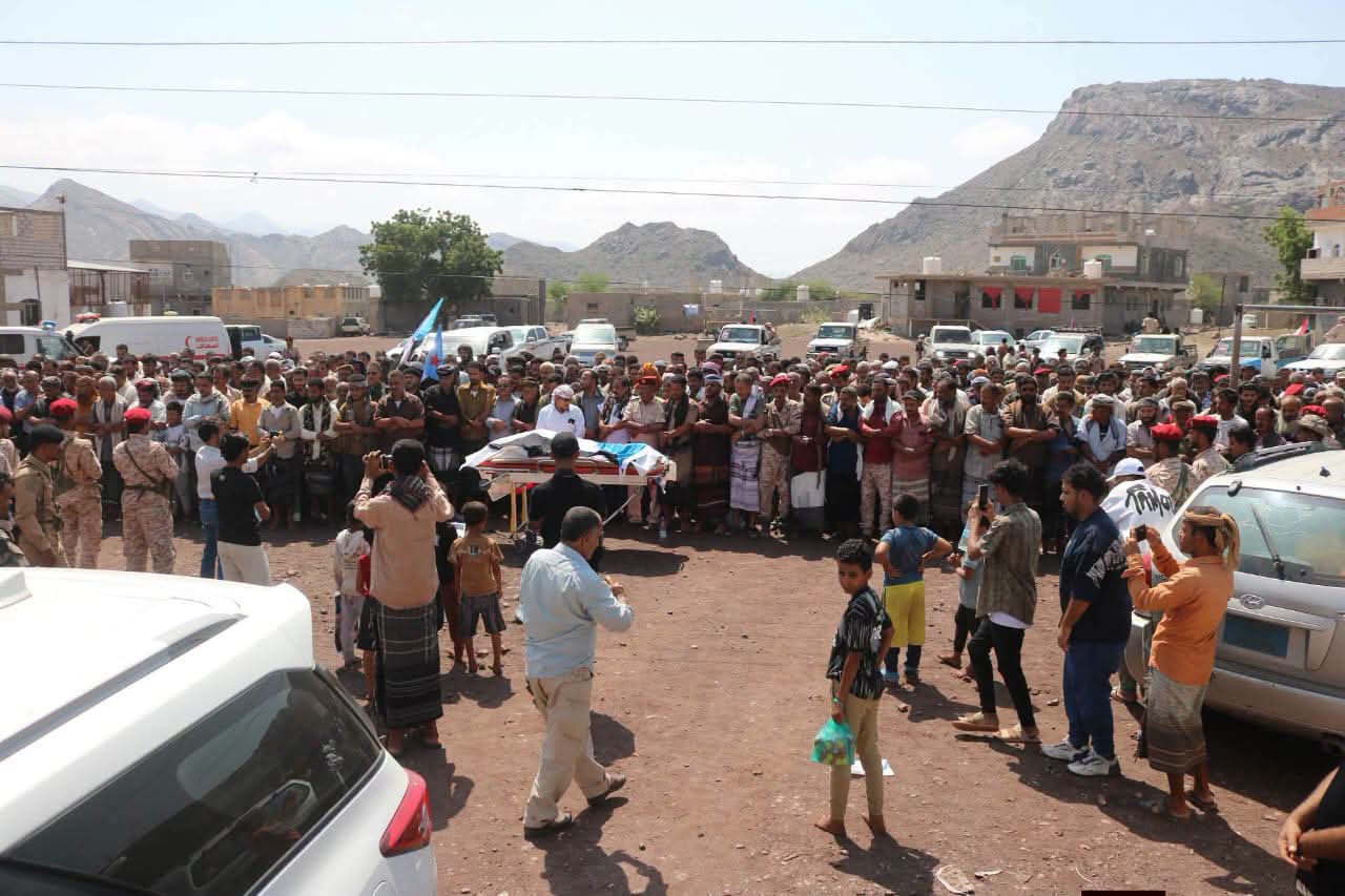 تشييع مهيب لقائد عسكري من ردفان بعد استشهاده في جبهة كرش تشييع مهيب لقائد عسكري من ردفان بعد استشهاده في جبهة كرش
