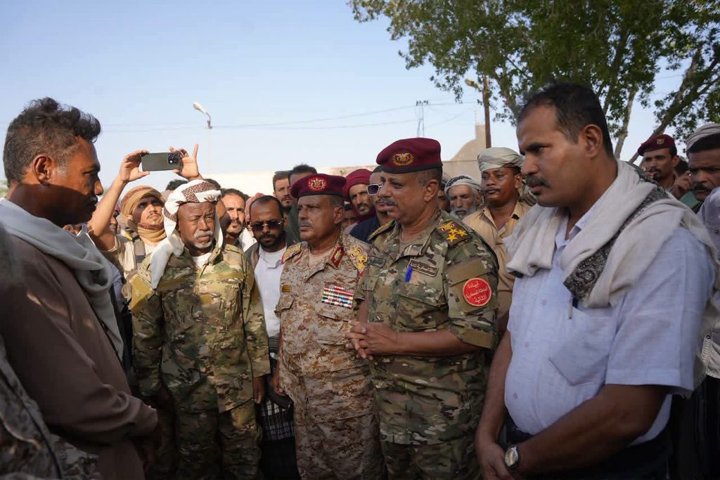 قيادتا المنطقة العسكرية الأولى والفرقة الثانية تقدمان واجب العزاء لأسرة الشهيد العقيد عماد الحدادي قيادتا المنطقة العسكرية الأولى والفرقة الثانية تقدمان واجب العزاء لأسرة الشهيد العقيد عماد الحدادي