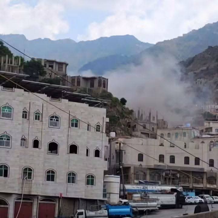 صاروخ باليستي حوثي يستهدف تعز ويوقع قتلى وجرحى ويدمر منزلين صاروخ باليستي حوثي يستهدف تعز ويوقع قتلى وجرحى ويدمر منزلين