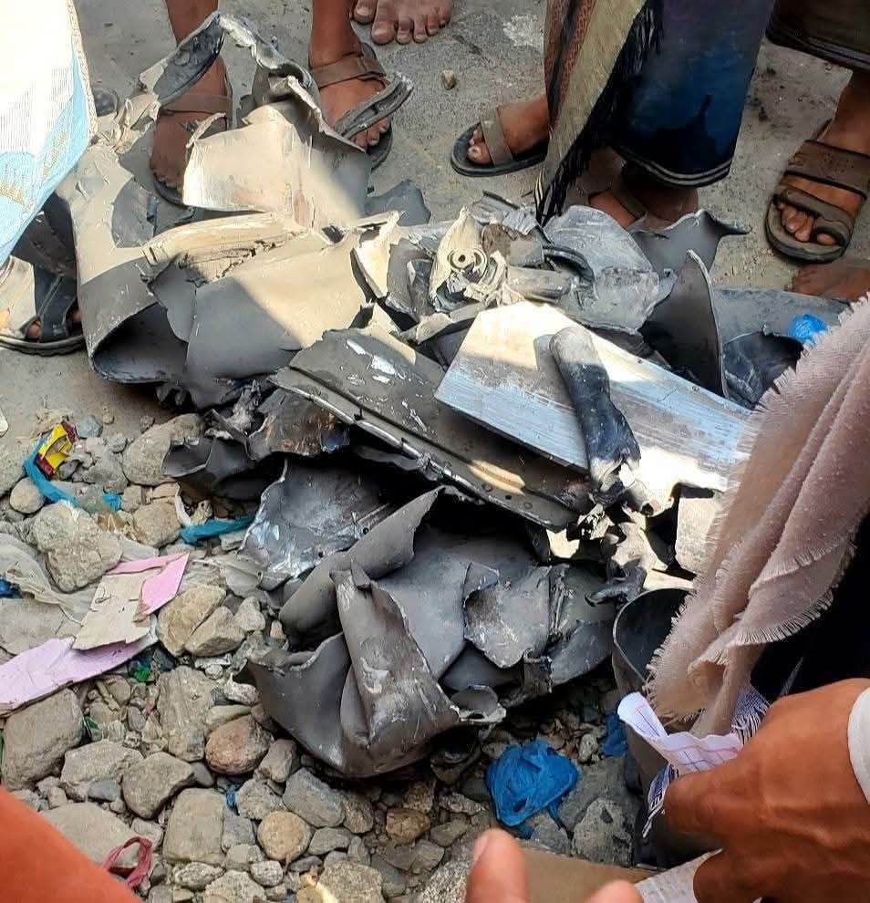 صاروخ باليستي حوثي يستهدف تعز ويوقع قتلى وجرحى ويدمر منزلين صاروخ باليستي حوثي يستهدف تعز ويوقع قتلى وجرحى ويدمر منزلين