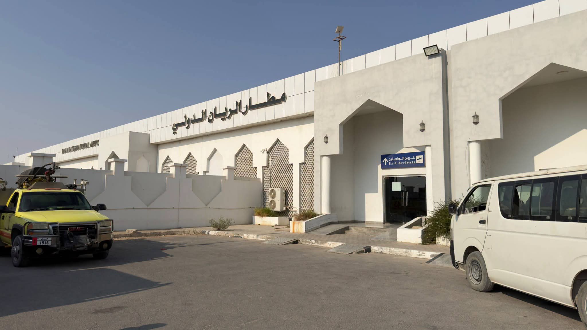 محافظ حضرموت يتفقد موقع الاستهداف في مطار الريان الدولي ويدين الاعتداء على الأعيان المدنية محافظ حضرموت يتفقد موقع الاستهداف في مطار الريان الدولي ويدين الاعتداء على الأعيان المدنية