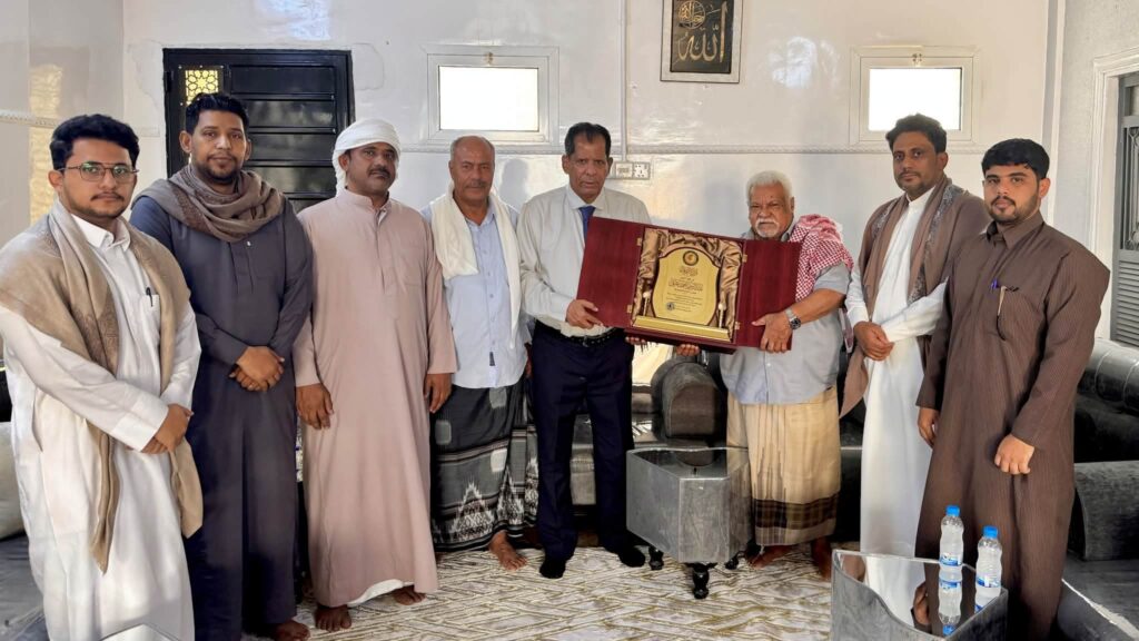 وفد من مجلس ميثاق الشرف الحضرمي يلتقي اللواء الركن عبدالرحيم عتيق ويناقش مستجدات الأوضاع في حضرموت وفد من مجلس ميثاق الشرف الحضرمي يلتقي اللواء الركن عبدالرحيم عتيق ويناقش مستجدات الأوضاع في حضرموت