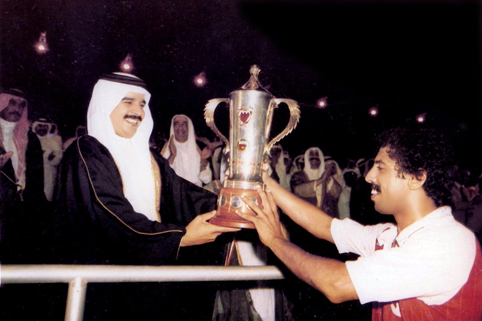 أسطورة من اساطير المنتخب البحريني صخرة الدفاع الكابتن يوسف الشريدة لـ تاربة اليوم :هدفي الأسرع في خليجي 6 لا يزال في الذاكرة أسطورة من اساطير المنتخب البحريني صخرة الدفاع الكابتن يوسف الشريدة لـ تاربة اليوم :هدفي الأسرع في خليجي 6 لا يزال في الذاكرة