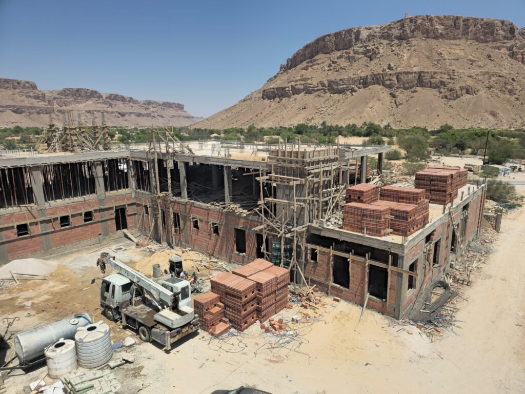 مدير عام دوعن الاستاذ عبدالله حسين مقيبل يتفقد سير العمل في مشروع مركز البكرية الخيري للغسيل الكلوي ويشيد بجهود الجهات الداعمة مدير عام دوعن الاستاذ عبدالله حسين مقيبل يتفقد سير العمل في مشروع مركز البكرية الخيري للغسيل الكلوي ويشيد بجهود الجهات الداعمة