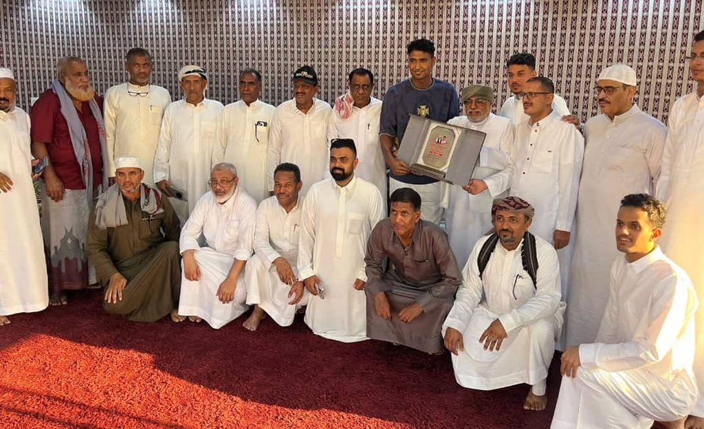 تكريم الكابتن محمد أمان من الشخصية الحضرمية الرياضية الشيخ محمد باعشر لتألقه مع المنتخب الوطني في كأس الخليج 27 تكريم الكابتن محمد أمان من الشخصية الحضرمية الرياضية الشيخ محمد باعشر لتألقه مع المنتخب الوطني في كأس الخليج 27