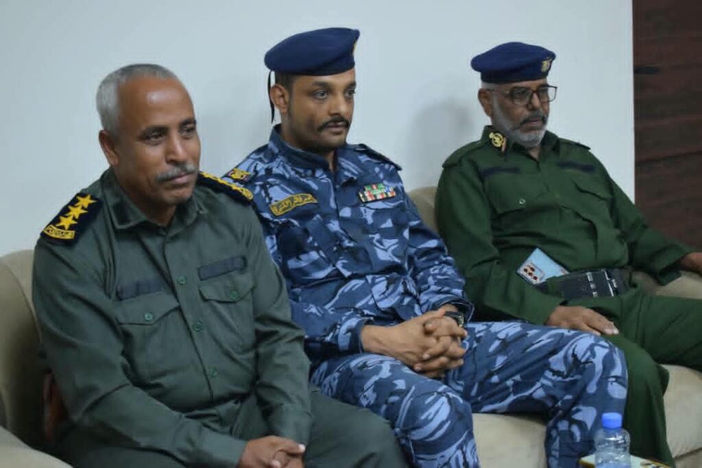 مدير عام الأمن والشرطة بوادي وصحراء حضرموت يناقش مع رئيس اللجنة الفرعية آلية استقبال وتوزيع منتسبي قوات حماية حضرموت مدير عام الأمن والشرطة بوادي وصحراء حضرموت يناقش مع رئيس اللجنة الفرعية آلية استقبال وتوزيع منتسبي قوات حماية حضرموت