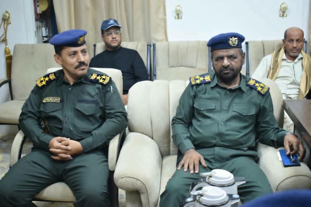 مدير عام الأمن والشرطة بوادي وصحراء حضرموت يناقش مع رئيس اللجنة الفرعية آلية استقبال وتوزيع منتسبي قوات حماية حضرموت مدير عام الأمن والشرطة بوادي وصحراء حضرموت يناقش مع رئيس اللجنة الفرعية آلية استقبال وتوزيع منتسبي قوات حماية حضرموت