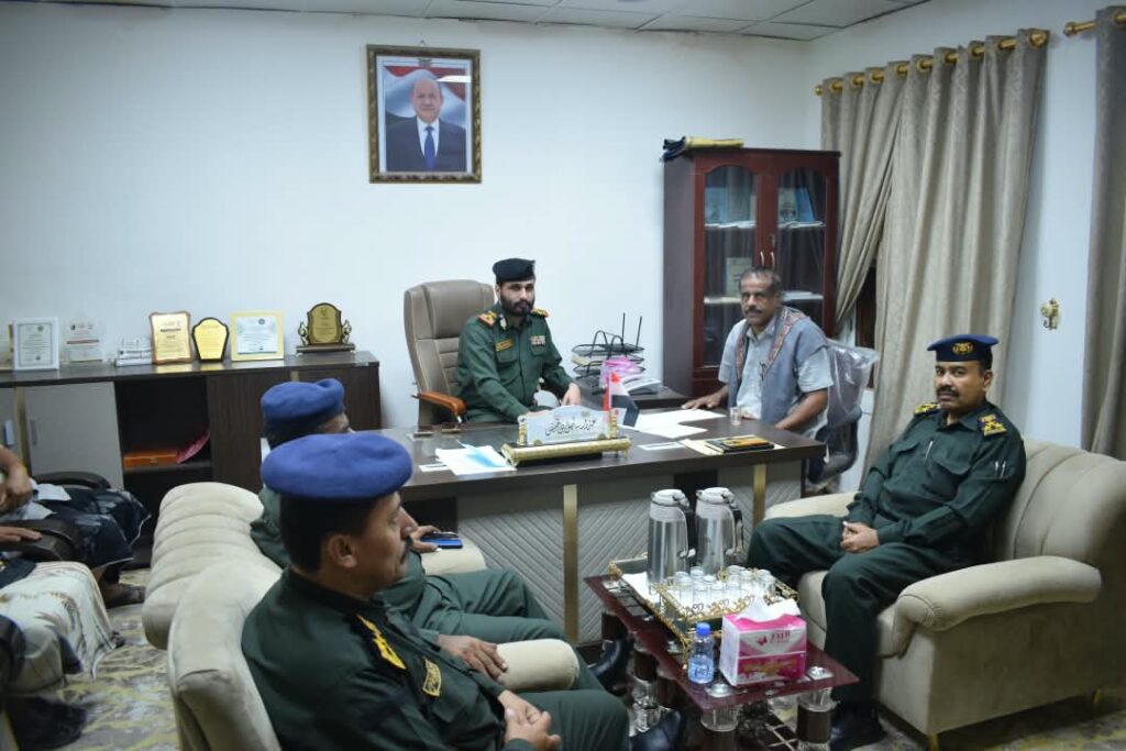 مدير عام الأمن والشرطة بوادي وصحراء حضرموت يناقش مع رئيس اللجنة الفرعية آلية استقبال وتوزيع منتسبي قوات حماية حضرموت مدير عام الأمن والشرطة بوادي وصحراء حضرموت يناقش مع رئيس اللجنة الفرعية آلية استقبال وتوزيع منتسبي قوات حماية حضرموت