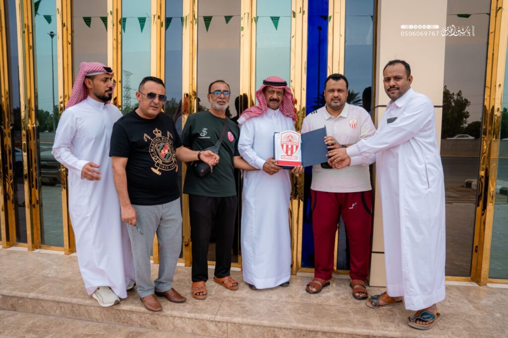قبيل مغادرتها إلى الدمام.. بعثة شعب حضرموت تكرّم الجالية اليمنية بتبوك تقديراً لضيافتها الكريمة ومواقفها الداعمة للفريق قبيل مغادرتها إلى الدمام.. بعثة شعب حضرموت تكرّم الجالية اليمنية بتبوك تقديراً لضيافتها الكريمة ومواقفها الداعمة للفريق