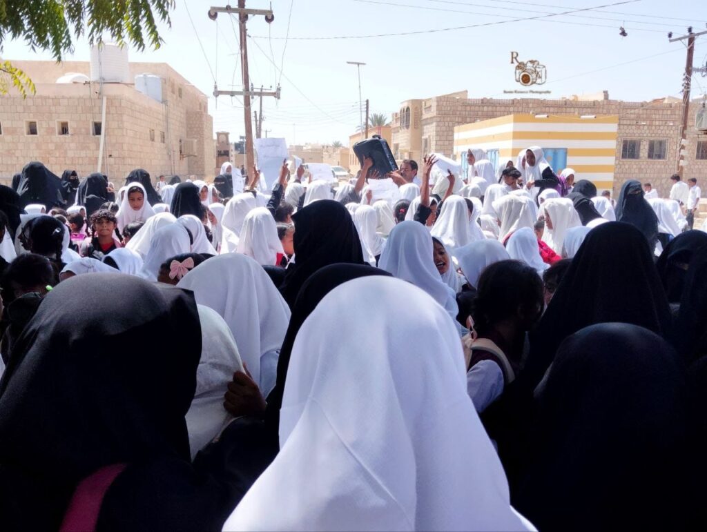 وقفة احتجاجية للمطالبة بتحسين البنية التحتية والخدمات الأساسية في مدارس غيل بن يمين وقفة احتجاجية للمطالبة بتحسين البنية التحتية والخدمات الأساسية في مدارس غيل بن يمين