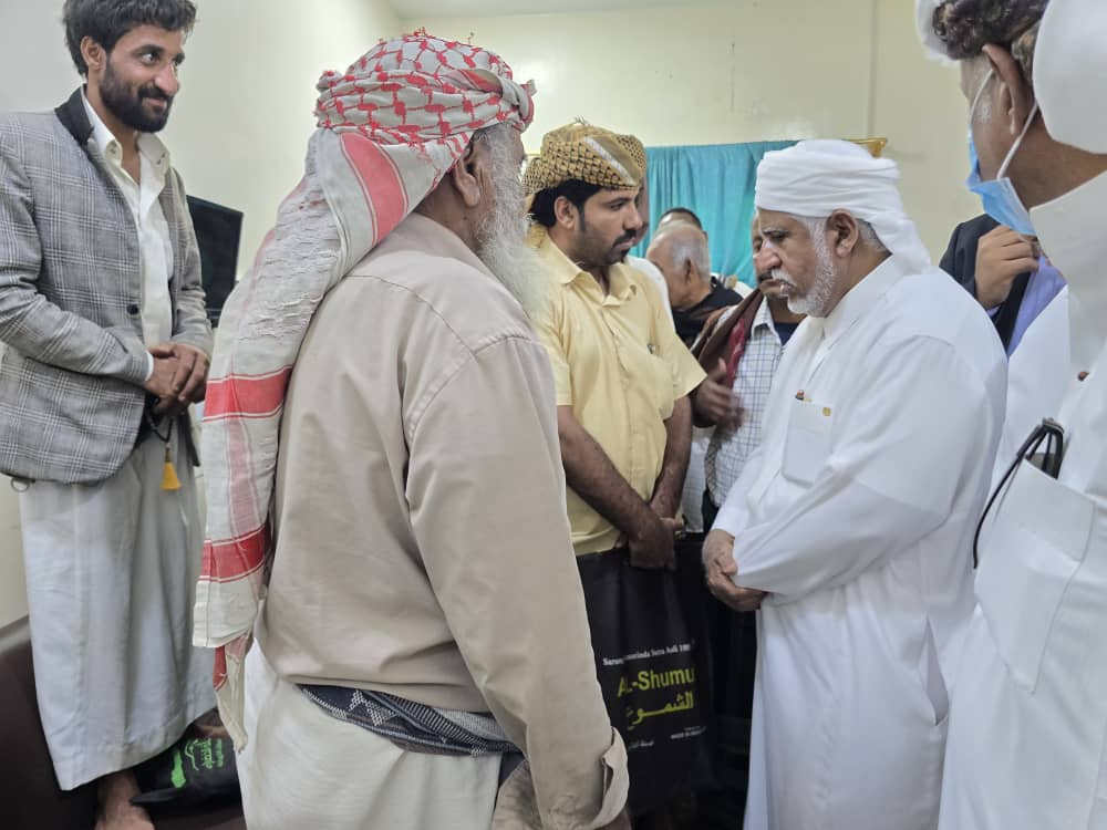 الشيخ محمد عوض البسيري يتفقد جرحى هجوم معسكر العلم في مستشفيات المكلا الشيخ محمد عوض البسيري يتفقد جرحى هجوم معسكر العلم في مستشفيات المكلا