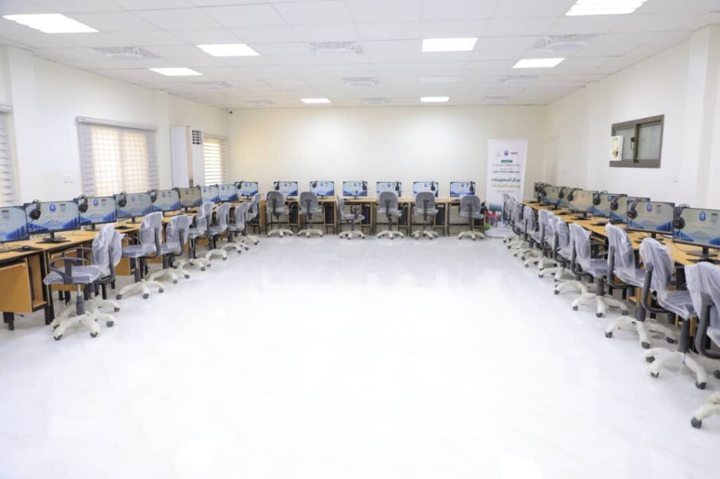 الوكيل بارباع يفتتح مختبر الشبكات بكلية الحاسبات بجامعة سيئون الوكيل بارباع يفتتح مختبر الشبكات بكلية الحاسبات بجامعة سيئون