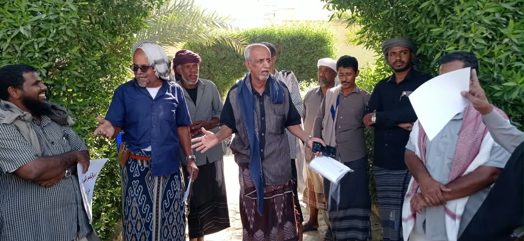 أهالي بروج بالقطن ينفذون وقفة احتجاجية للمطالبة بحلول عاجلة لمكب النفايات أهالي بروج بالقطن ينفذون وقفة احتجاجية للمطالبة بحلول عاجلة لمكب النفايات