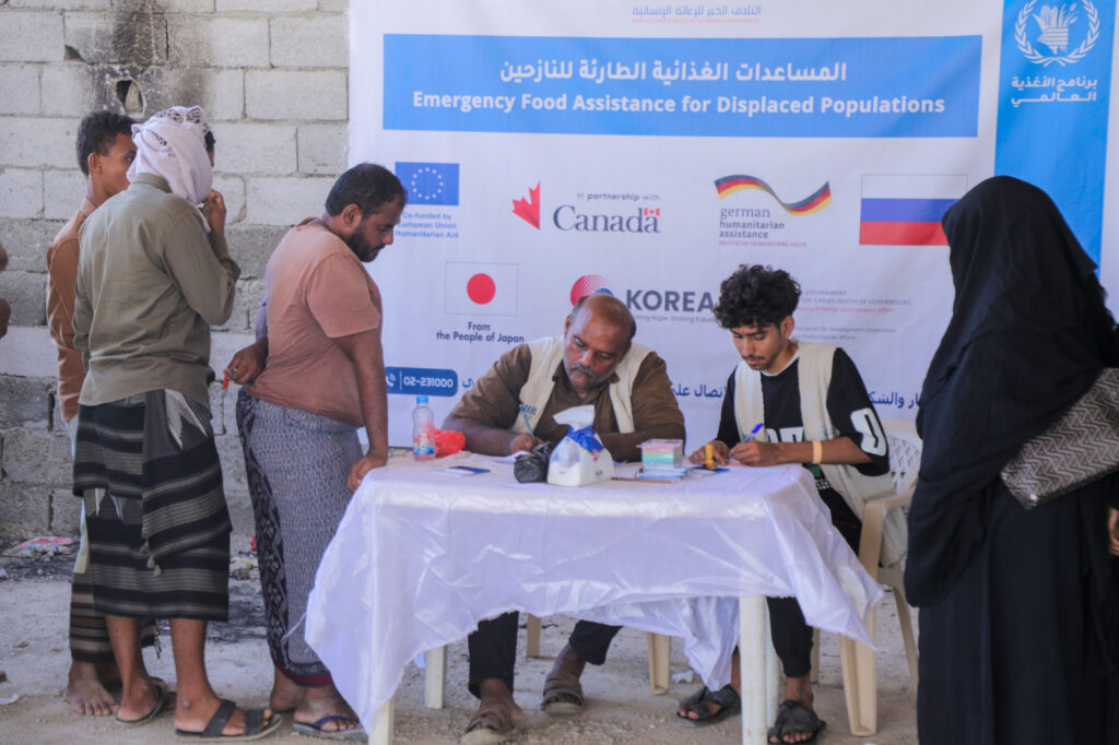 بالشراكة مع برنامج الأغذية العالمي.. توزيع مساعدات غذائية طارئة للنازحين بمدينة المكلا بالشراكة مع برنامج الأغذية العالمي.. توزيع مساعدات غذائية طارئة للنازحين بمدينة المكلا