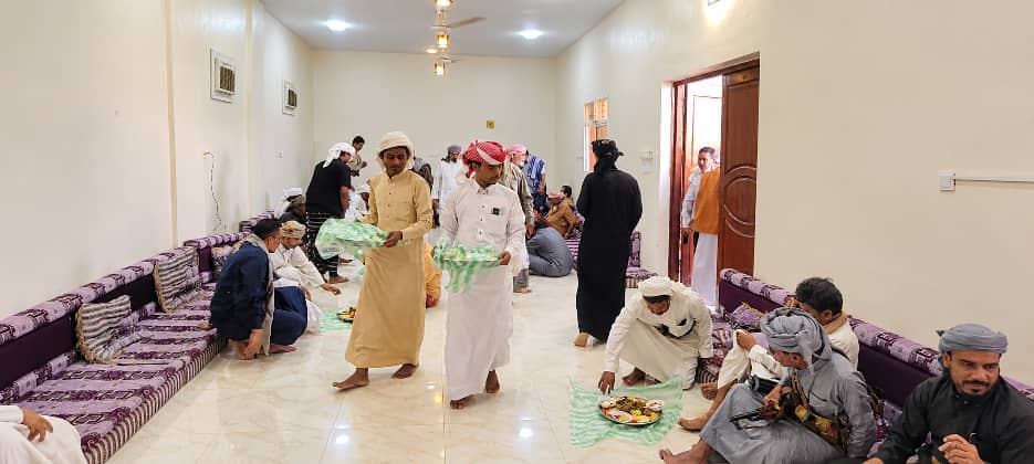 الشيخ مشعل عوض بن كرتم العامري يقيم مأدبة غداء فاخرة بسيئون على شرف وصول اخيه الشيخ محمد بن كرتم العامري من المملكة العربية السعودية بحضور مشايخ ووجهاء حضرموت الشيخ مشعل عوض بن كرتم العامري يقيم مأدبة غداء فاخرة بسيئون على شرف وصول اخيه الشيخ محمد بن كرتم العامري من المملكة العربية السعودية بحضور مشايخ ووجهاء حضرموت