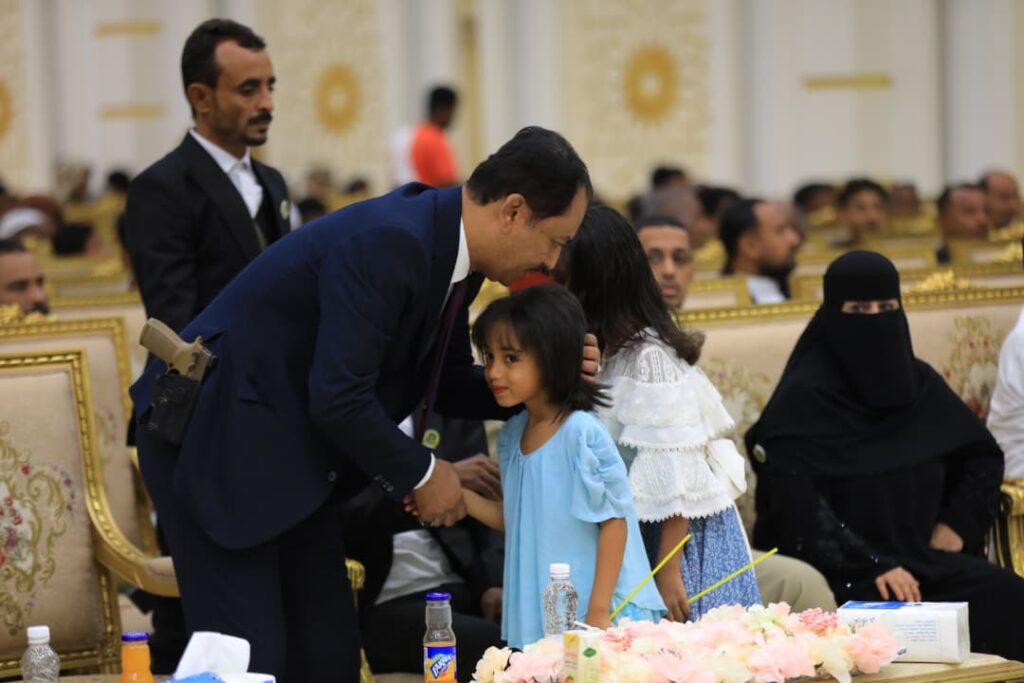 المكلا تحتفي بعودة فادي باعوم في لقاء وطني حاشد يجدد الوفاء للشهداء ويؤكد وحدة الصف الجنوبي المكلا تحتفي بعودة فادي باعوم في لقاء وطني حاشد يجدد الوفاء للشهداء ويؤكد وحدة الصف الجنوبي